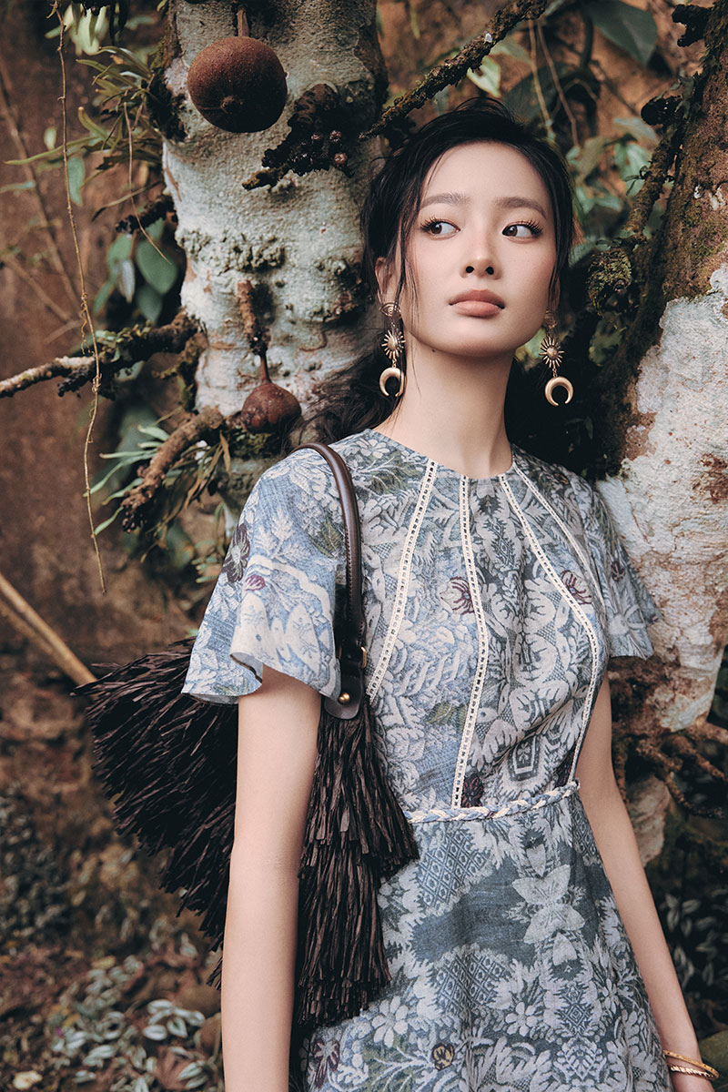 Đầm xoè hoạ tiết đè dây trang trí