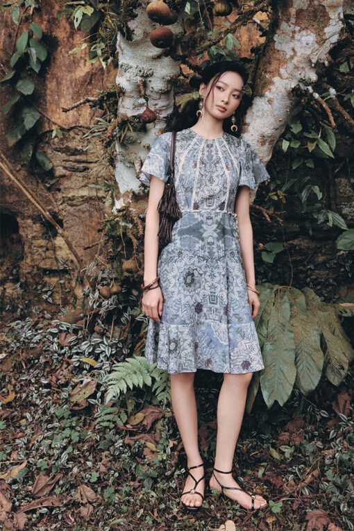 Đầm xoè hoạ tiết đè dây trang trí