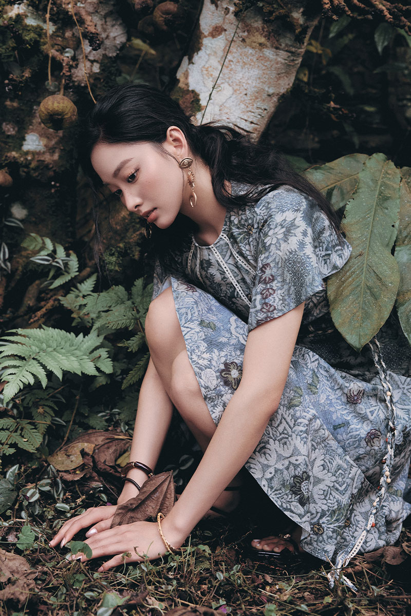 Đầm xoè hoạ tiết đè dây trang trí