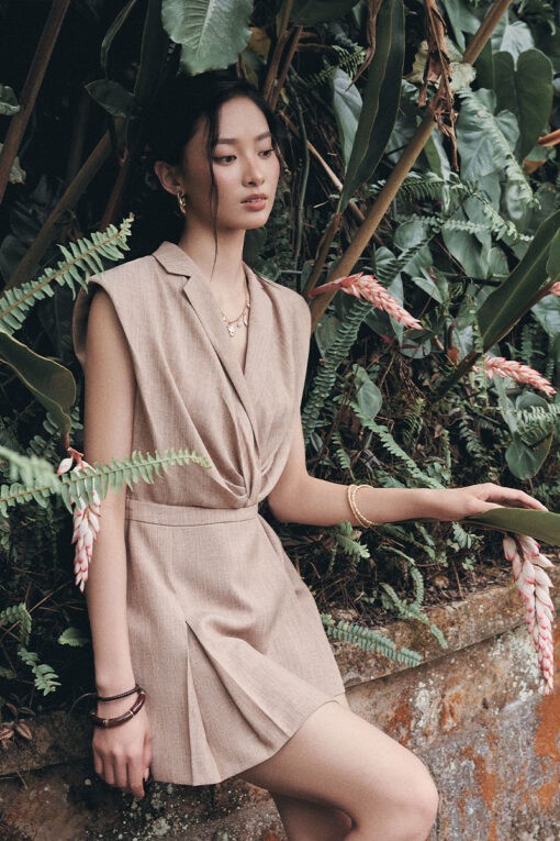 Jumpsuit đùi cổ 2 ve, xếp ly eo