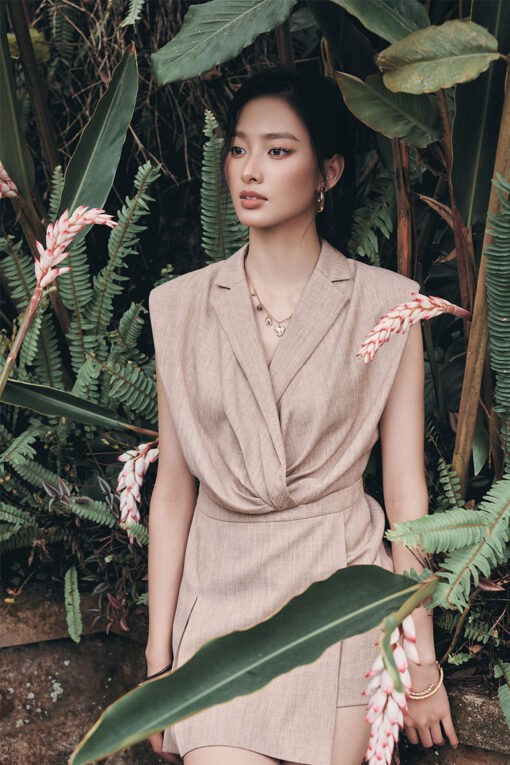 Jumpsuit đùi cổ 2 ve, xếp ly eo