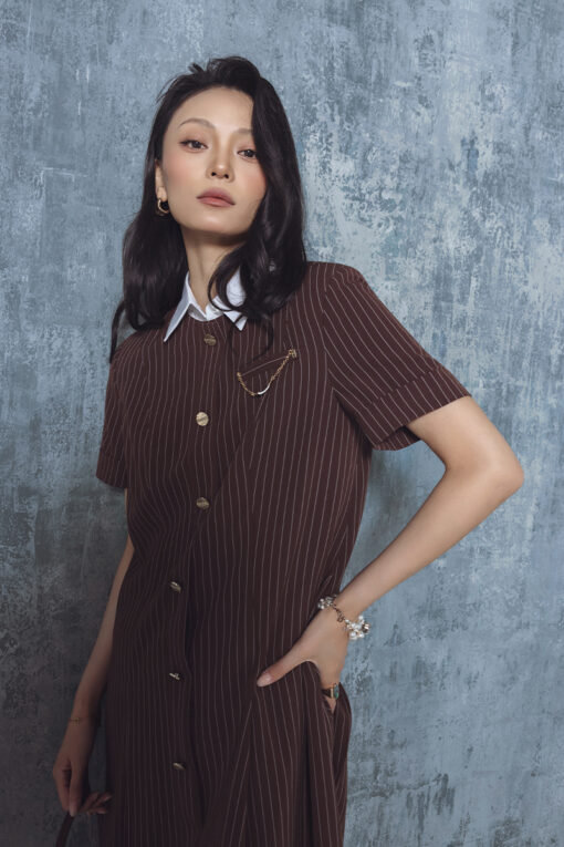 Đầm suông cổ tròn, cơi ngực đính trang trí