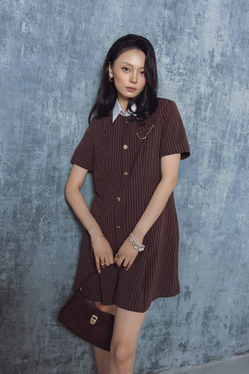 Đầm suông cổ tròn, cơi ngực đính trang trí