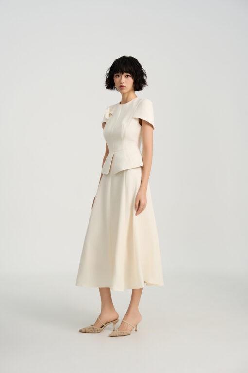 Đầm party peplum can tùng, ngực cài hoa
