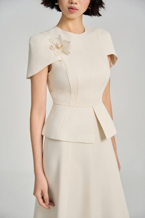 Đầm party peplum can tùng, ngực cài hoa